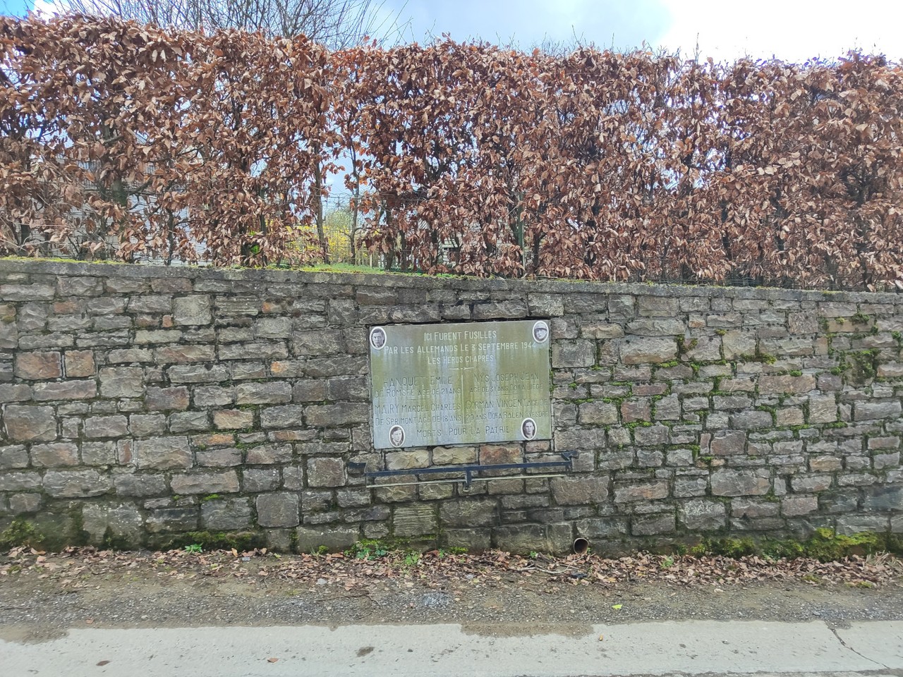 Gedenktafel für die in Harre ermordeten Widerstandskämpfer