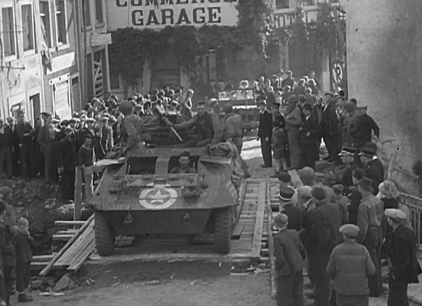 Die Einwohner von Houffalize bauen eine Brücke in 45 Minuten wieder auf