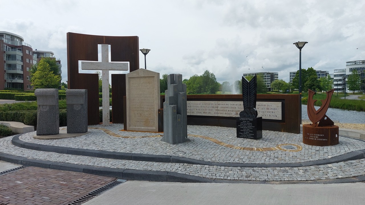 Kyriat Onoplein memorials 