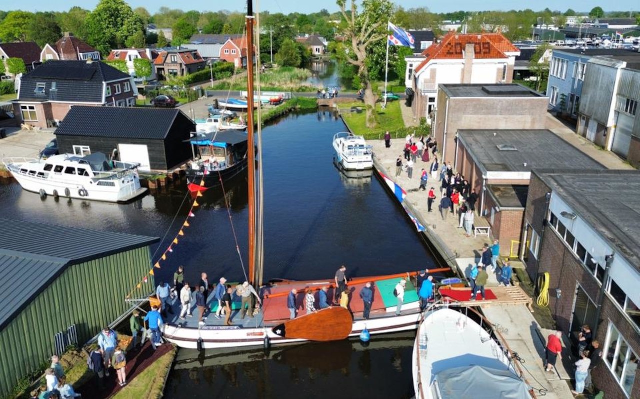 An emergency bridge made of skûtsjes for the Canadians 