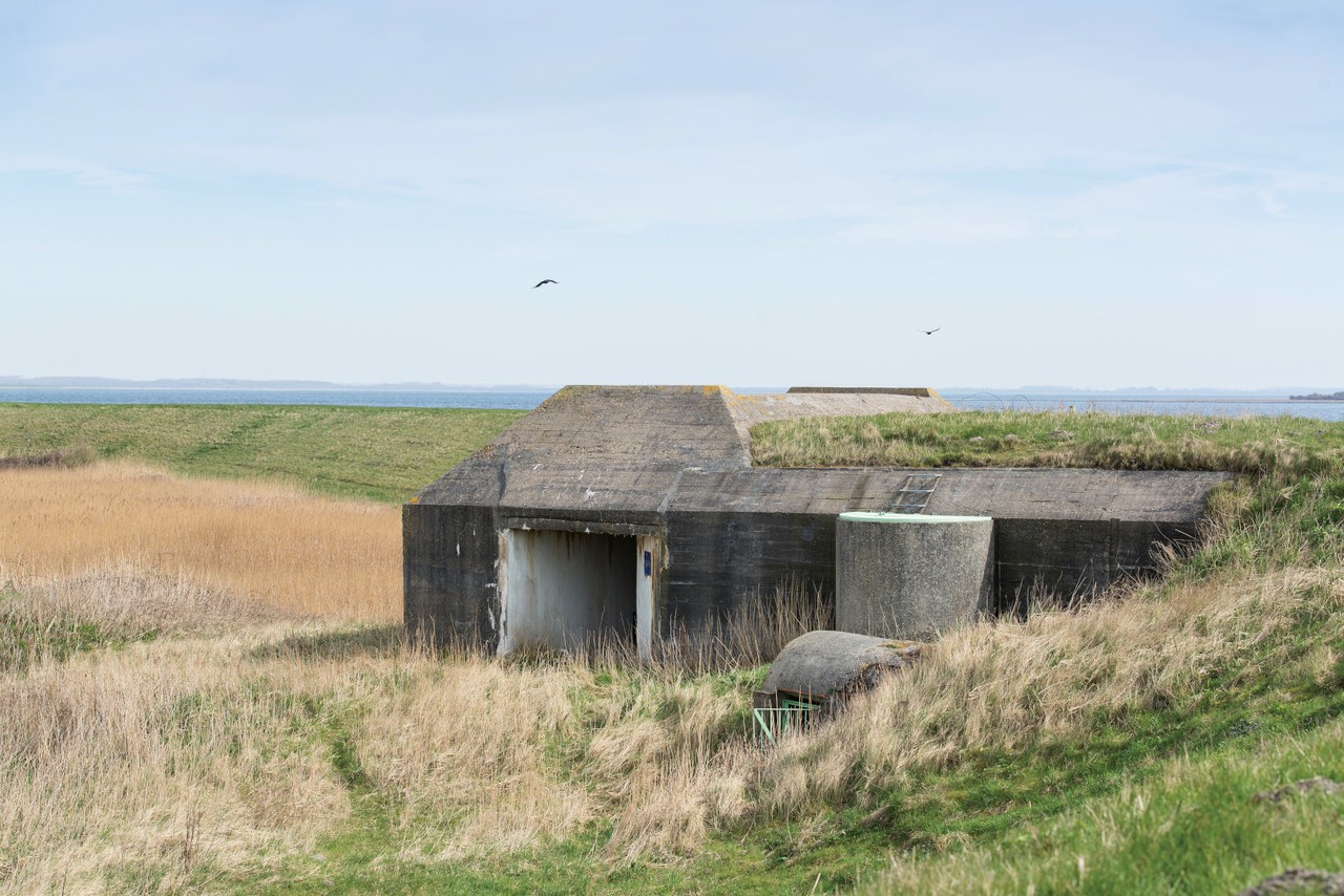 Crash of a B-17 near a bunker