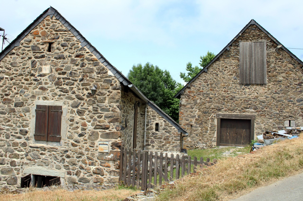 The barns of the Lhers plateau