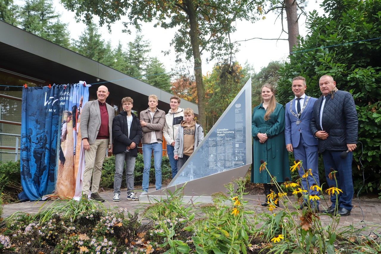 Cross Road Vector - Holten as a final resting place