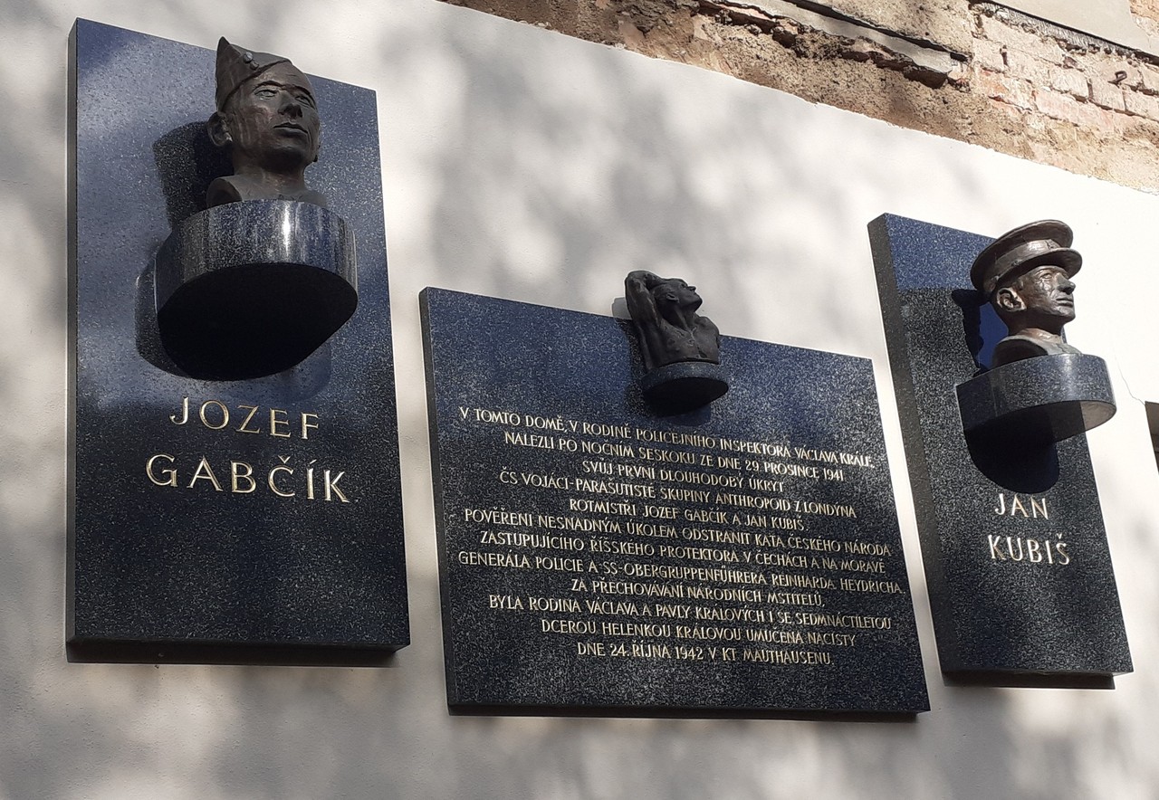 Plaque commémorative et bustes de Jozef Gabčík et Jan Kubiš
